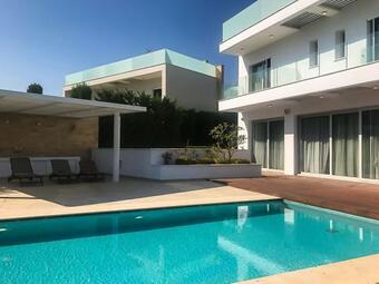 Luxury Villa Next To Parklane Hotel.