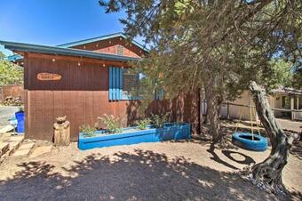 Serene Family Cabin With Fire Pit And Jungle Gym!