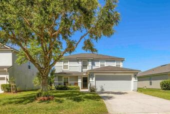 Cheerful 5 Bedroom With Private Office Space!