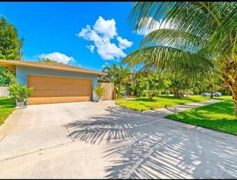Gorgeous Beach Themed Vacation Home With Amazing Patio & Terrace