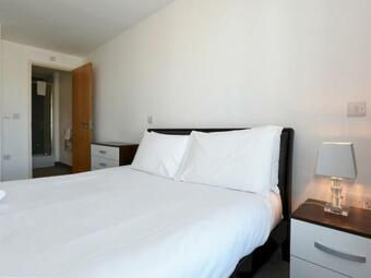 Pass The Keys Luxury 2 Bed Apartment In Gunwharf Sleeps 4