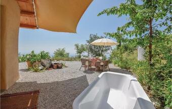 Awesome Home In Calvene W/