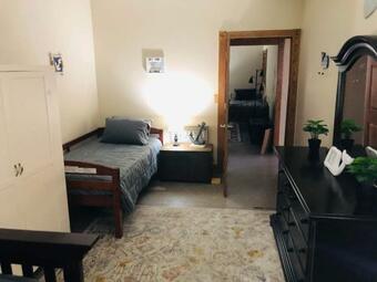 White House Lodge- Main Street Executive Apartment