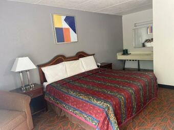 Hotel 8 Inn