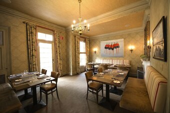 Hotel Jedediah Hawkins Inn