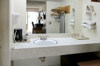 Motel American Inn And Suites