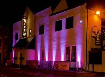 Hotel The R Inn Tapas Bar & Grill