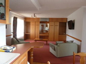 Mcnevins Warwick Motel