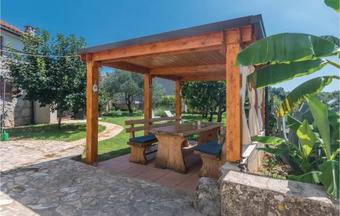 Three-bedroom Holiday Home Zgombici 01