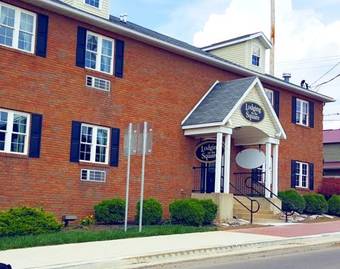 Hotel Lodging On The Square