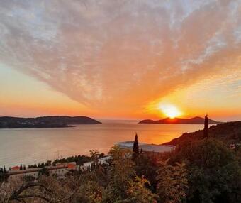 Apartment Mario - Veliki Stan Za Odmor - Terasa- Vrt - Bazen - Pogled More, Izoliran