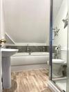 Regal Retreat Modern 2 Bed Apartment 400m From Sea
