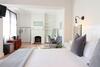 Hostal Whispering Oaks Guest House